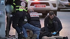 Το σώμα ενός άνδρα που επιτέθηκε σε πεζούς με μαχαίρι βρίσκεται καλυμμένο στο δρόμο αφού πυροβολήθηκε στο Τελ Αβίβ, Ισραήλ, Σάββατο 18 Ιανουαρίου 2025 (AP Photo/Oded Balilty).
