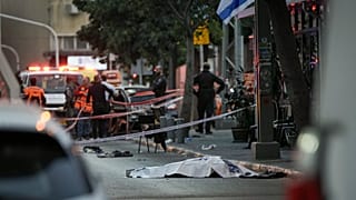 Il corpo di un uomo che ha attaccato dei pedoni con un coltello giace coperto per strada dopo essere stato ucciso durante l'incidente a Tel Aviv, Israele, sabato 18 gennaio 20