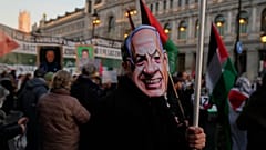 متظاهر يرتدي قناع رئيس الوزراء الإسرائيلي بنيامين نتنياهو في مسيرة لدعم الفلسطينيين في غزة خلال مظاهرة في مدريد، إسبانيا، السبت 18 يناير/كانون الثاني 2025.