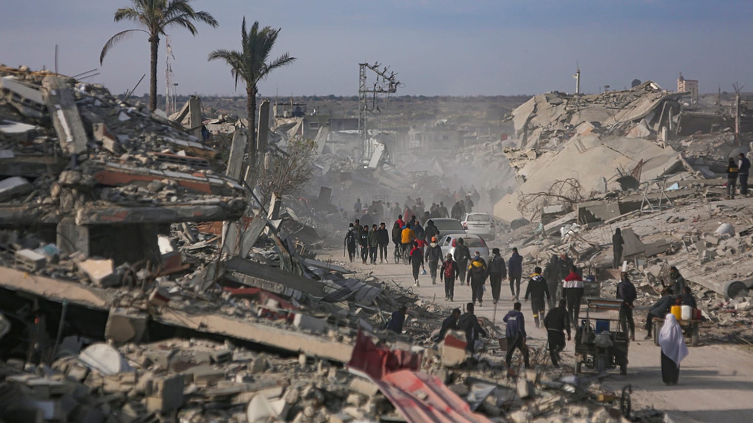 فلسطينيون نازحون يغادرون مناطق في خان يونس عائدين إلى منازلهم في رفح، جنوب قطاع غزة، يوم الأحد، 19 يناير 2025. 