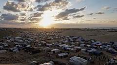 Die Sonne geht über dem Mawasi-Zeltlager für vertriebene Palästinenser in Khan Younis unter, 18. Januar 2025