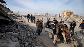 Des Palestiniens déplacés quittent Khan Younès pour rentrer chez eux à Rafah, dans le sud de la bande de Gaza, dimanche 19 janvier 2025.