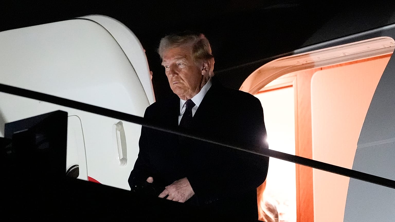 Seçilmiş Başkan Donald Trump, Dulles Uluslararası Havalimanı'na varışında Hava Kuvvetleri Özel Görev uçağından iniyor, 18 Ocak, 2025