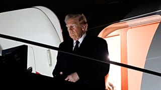 O Presidente eleito Donald Trump sai de um avião de missão especial da Força Aérea à chegada ao Aeroporto Internacional de Dulles, 18 de janeiro de 2025