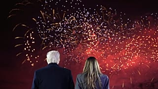 A megválasztott amerikai elnök és felesége nézik a tűzijátékot a Trump National Golf Clubban