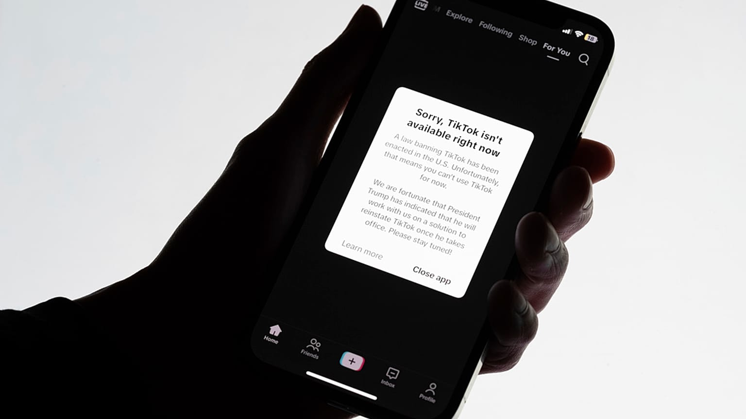 "Sajnálom, a TikTok jelenleg nem elérhető" üzenet jelenik meg egy mobiltelefon képernyőjén szombaton, 2025. január 18-án, Los Angelesben. (AP Photo/Andy Bao)