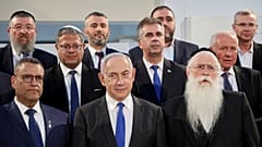 DATEI - Der israelische Premierminister Benjamin Netanjahu mit dem israelischen Minister für Jerusalem-Angelegenheiten und Kulturerbe Meir Porusch, rechts, und anderen Kabinettsmitgliedern, 5. Juni 2024