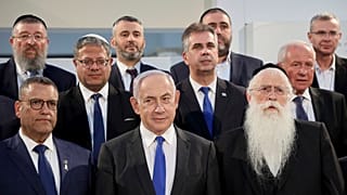 FILE - Premier Izraela Benjamin Netanjahu z ministrem ds. Jerozolimy i dziedzictwa Meirem Poroszem i innymi członkami gabinetu, 5 czerwca 2024 r.