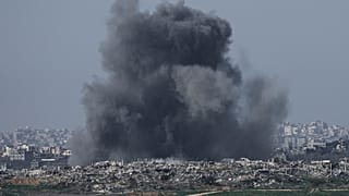 الدخان يتصاعد بعد قصف إسرائيلي على قطاع غزة، في أول يوم للهدنة، 19 يناير/كانون الثاني 2025.