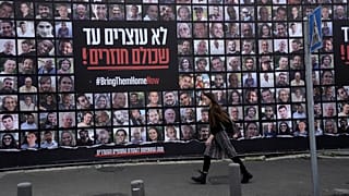 Mural com fotografias dos reféns do Hamas