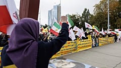  أنصار المجلس الوطني للمقاومة الإيرانية يشاركون في مظاهرة للتنديد بتعيين سفير النظام الإيراني رئيسًا للمنتدى الاجتماعي لمجلس حقوق الإنسان، في جنيف، 3 نوفمبر/تشرين الثاني 2023.