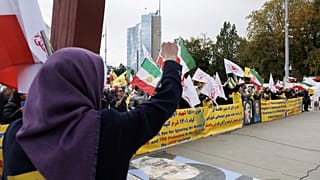 أنصار المجلس الوطني للمقاومة الإيرانية يشاركون في مظاهرة للتنديد بتعيين سفير النظام الإيراني رئيسًا للمنتدى الاجتماعي لمجلس حقوق الإنسان، في جنيف، 3 نوفمبر/تشرين الثاني 2023.