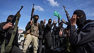 مسلحون من كتائب عز الدين القسام، الجناح العسكري لحركة حماس، يشاركون في استعراض عسكري أثناء احتفالهم باتفاق وقف إطلاق النار  في قطاع غزة، الأحد، 19 يناير/كانون الثاني 2025