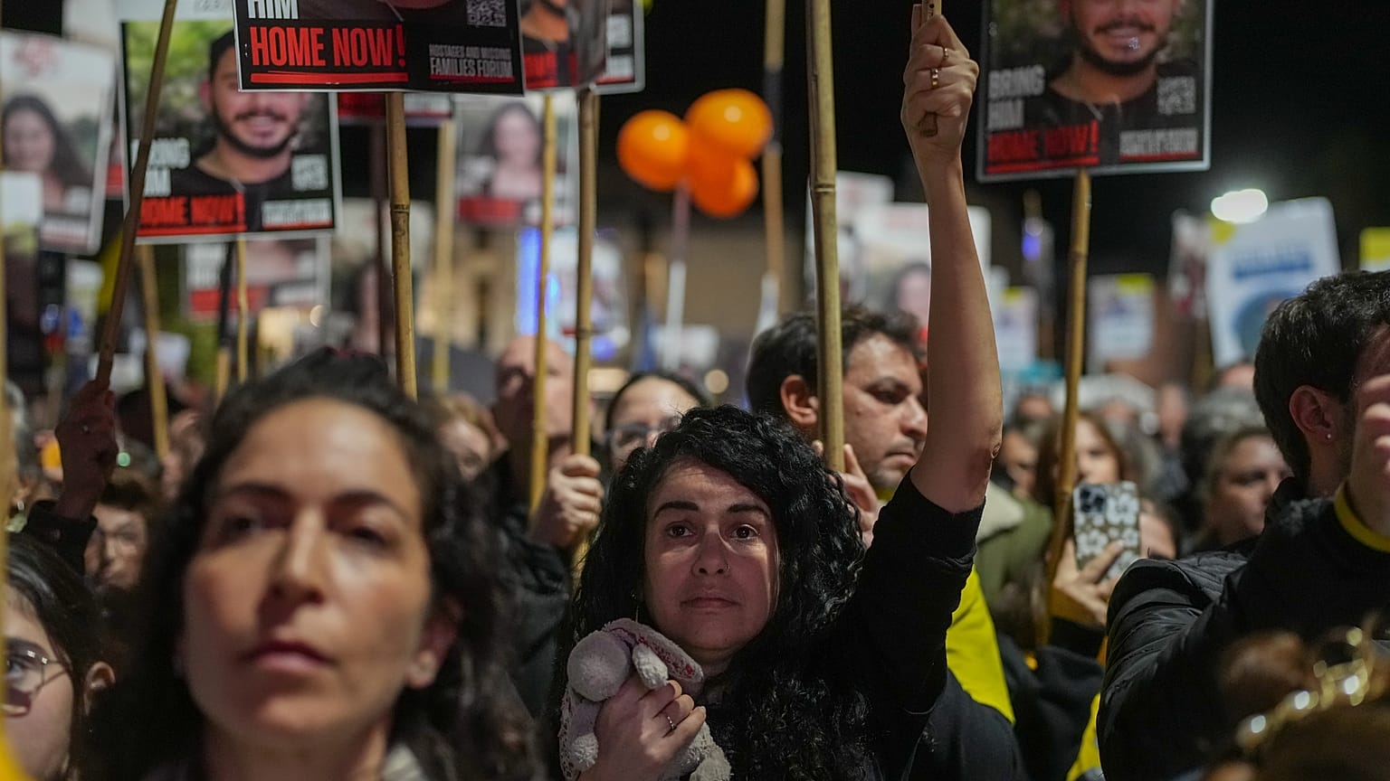 متظاهرون يحملون صورًا لرهائن تحتجزهم حركة حماس في قطاع غزة خلال وتطالب بالإفراج الفوري عنهم، تل أبيب، إسرائيل، السبت 18 يناير/كانون الثاني 2025