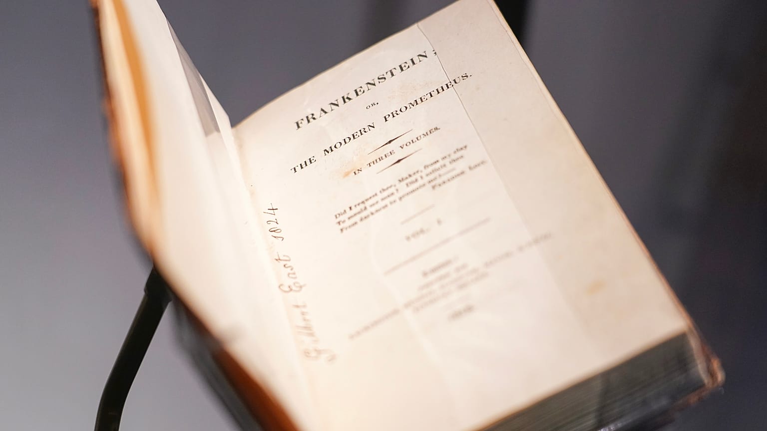 Mary Shelley'nin Frankenstein adlı eserinin ilk baskısı, Christie's'de Klasik Hafta kapsamında 250.000-350.000 sterlin tahmini fiyatla açık artırmaya çıktı, 29 Kasım 2024.