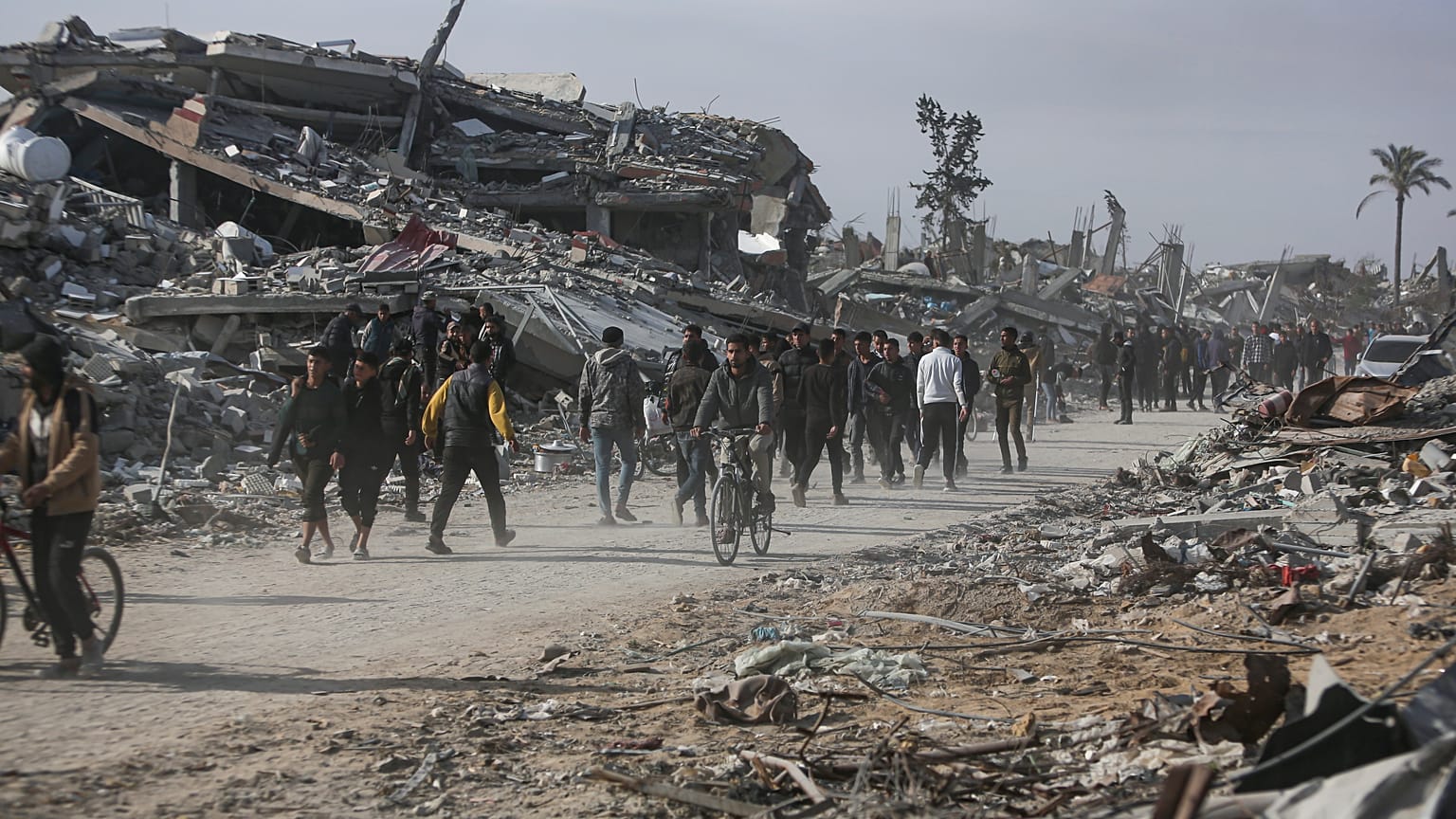 فلسطينيون نازحون يعودون من خان يونس إلى مدينة رفح بعد أن أجبروا خلال الحرب على المغادرة تحت حراب الجيش الإسرائيلي 19/01/2025