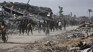 فلسطينيون نازحون يعودون من خان يونس إلى مدينة رفح بعد أن أجبروا خلال الحرب على المغادرة تحت حراب الجيش الإسرائيلي 19/01/2025