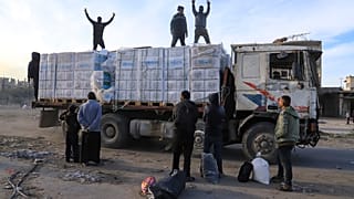 شاحنة مساعدات إنسانية تعبر من مصر مرورا بمعبر كرم أبو سالم إلى داخل غزة مع بدء سريان مفعول وقف النار 19/01/2025