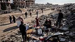 Palästinenser inspizieren die durch die israelische Luft- und Bodenoffensive verursachten Zerstörungen in Jabaliya, 19. Januar 2025