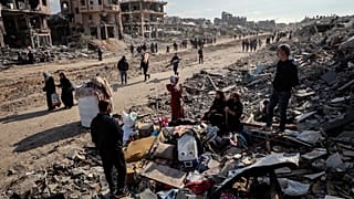 Palestinianos inspeccionam a destruição causada pela ofensiva aérea e terrestre israelita em Jabaliya, 19 de janeiro de 2025