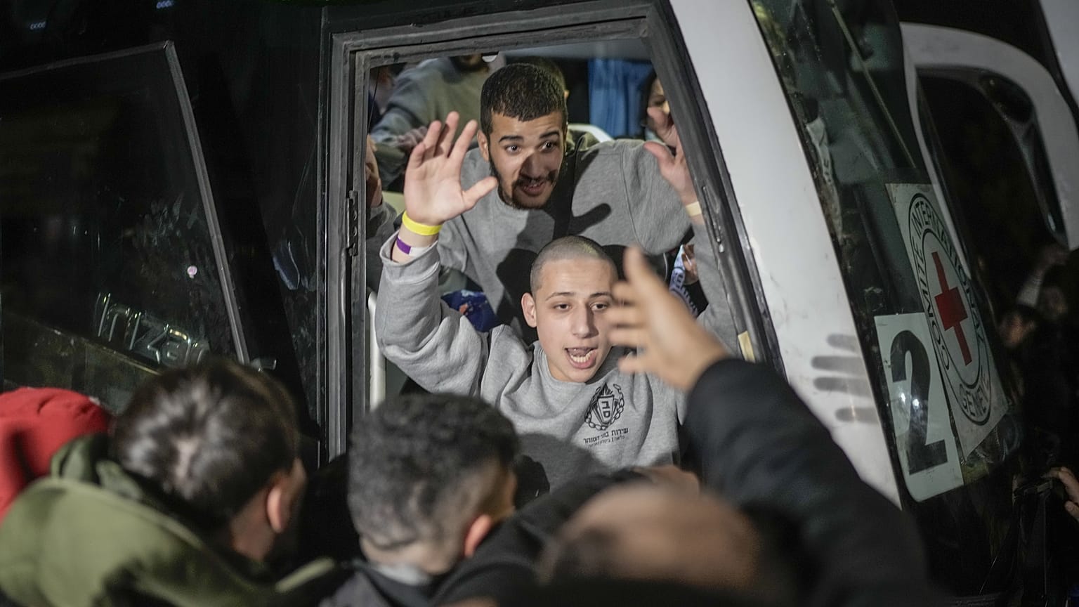 Filistinli bir mahkum, Beytunya'daki bir İsrail hapishanesinden serbest bırakıldıktan sonra otobüsten inerken karşılanıyor, 20 Ocak, 2025