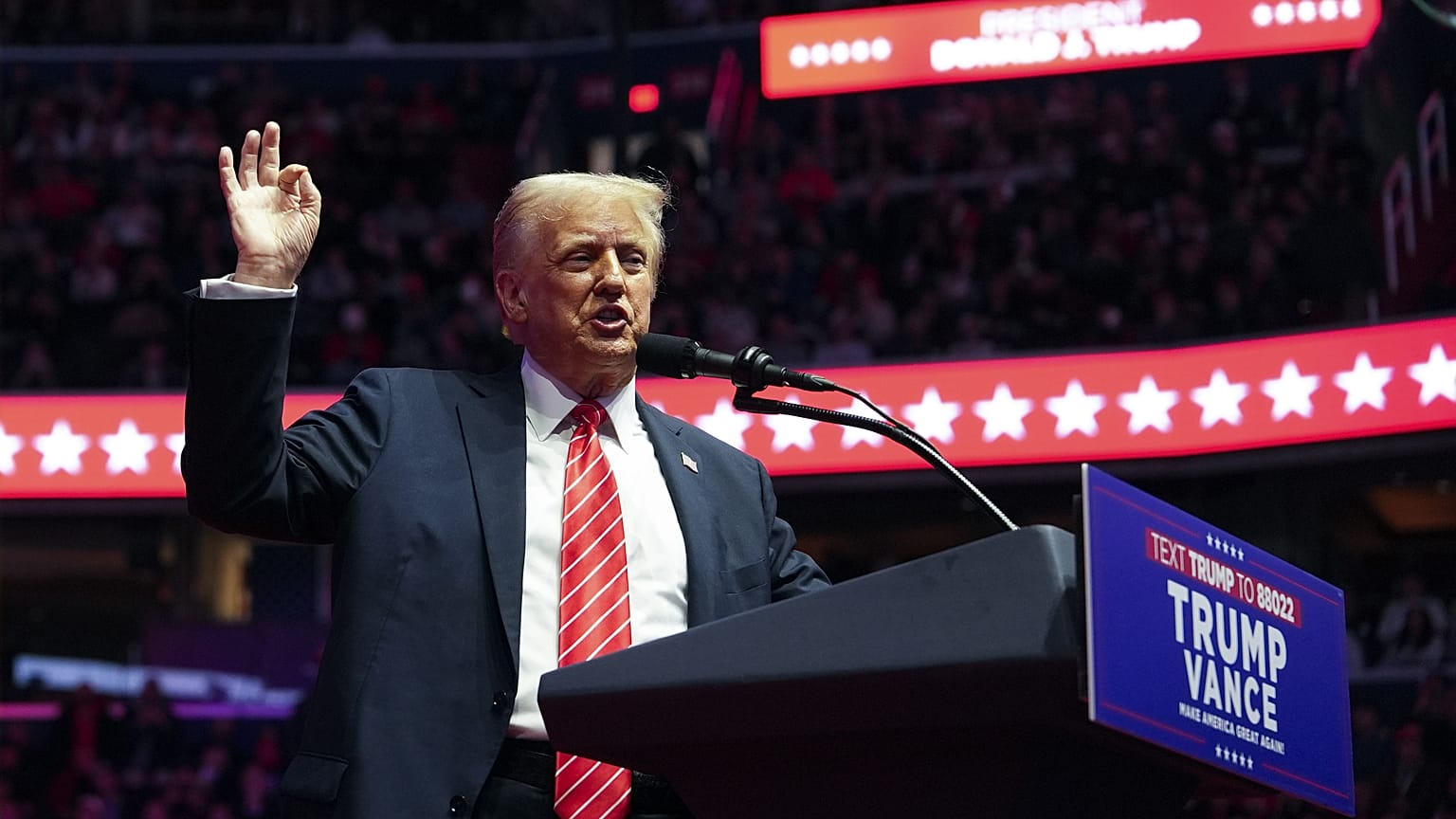 O Presidente eleito Donald Trump discursa num comício em Washington DC antes da sua tomada de posse, 19 de janeiro de 2025
