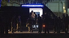 Palesztin foglyok szállnak be egy buszba szabadon engedésük előtt az izraeli Ofer börtönben