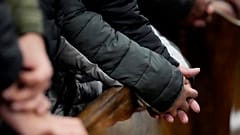 Kirchenmitglieder halten sich während eines Gottesdienstes in der Pfarrei St. Rita von Cascia in Chicago an den Händen, Sonntag