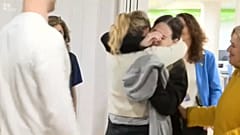 Freigelassene Geisel Doron Steinbrecher umarmt seine Familie