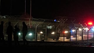 قافلة من الشاحنات والمركبات العسكرية التي تحمل الرهائن الإسرائيليين المفرج عنهم من غزة تصل إلى قاعدة عسكرية جنوب إسرائيل 19 كانون الثاني يناير 2025