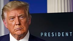 ARCHIVO - En esta foto de archivo del viernes 20 de noviembre de 2020, el presidente Donald Trump escucha durante un evento en la sala de reuniones de la Casa Blanca en Washington.