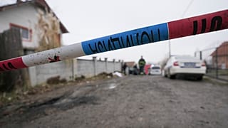Rendőrségi kordon az idősotthon előtt
