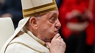 Papst Franziskus reagiert während einer feierlichen Messe, in der er 21 neue Kardinäle im Petersdom im Vatikan ernennt, Samstag, 7. Dezember 2024.