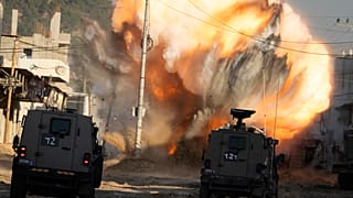 انفجار لغم زرعه مقاتلون فلسطينيون بكتيبة إسرائيلية أثناء عملية في مخيم نور شمس للاجئين قرب مدينة طولكرم بالضفة الغربية، يوم الثلاثاء، 24 ديسمبر 2024