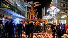 Menschen besuchen eine AfD-Wahlkampfveranstaltung in der Nähe des Weihnachtsmarktes in Magdeburg, Deutschland, Montag, 23. Dezember 2024.