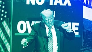 Der designierte US-Präsident Donald Trump tanzt bei einer Wahlkampfveranstaltung im Cobb Energy Performing Arts Centre in Atlanta, Oktober 2024