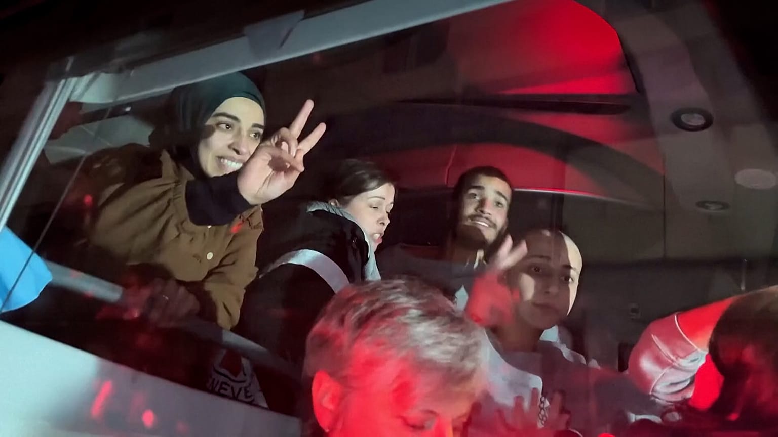 Entlassene Häftlinge im Bus