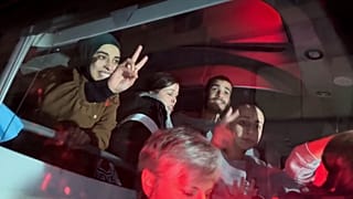 Entlassene Häftlinge im Bus