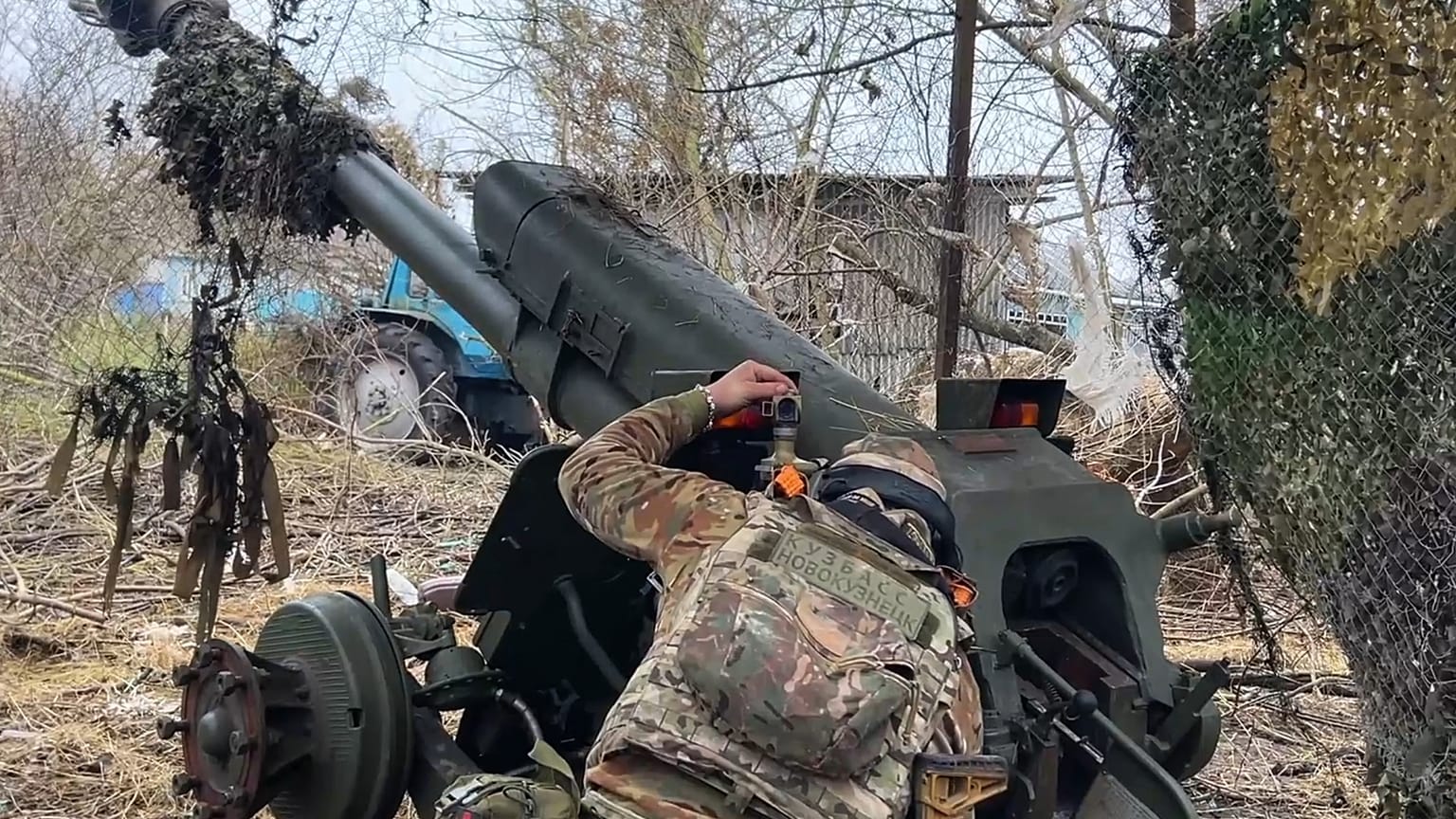 Orosz katona D-30-as tarackágyúval lövi az ukrán állásokat Kurszk régióban