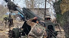 Orosz katona D-30-as tarackágyúval lövi az ukrán állásokat Kurszk régióban