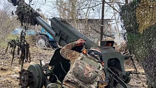 Orosz katona D-30-as tarackágyúval lövi az ukrán állásokat Kurszk régióban