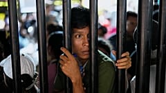 Desplazados por la violencia hacen cola para registrarse en un estadio de Cúcuta, Colombia, el 19 de enero de 2025. 