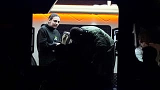 L'israeliana Romi Gonen, rapita a Gaza da Hamas, scende da un furgone prima di salire su un elicottero dopo essere stata rilasciata da Gaza, nel sud di Israele, 19/01/2025