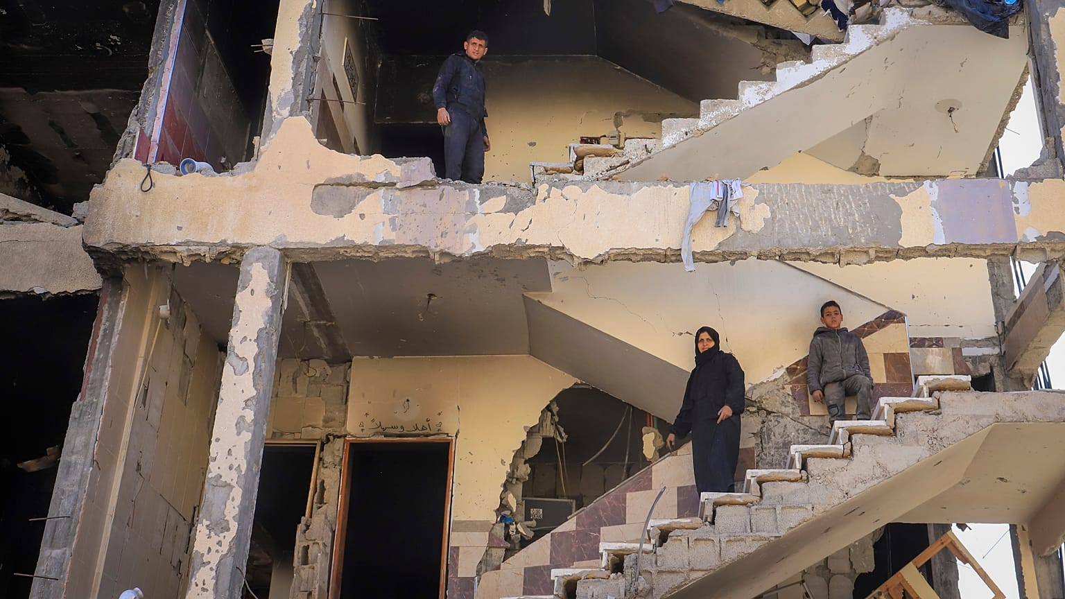 Une famille de palestiniens de retour dans leur maison détruite dans le sud de la Bande de Gaza