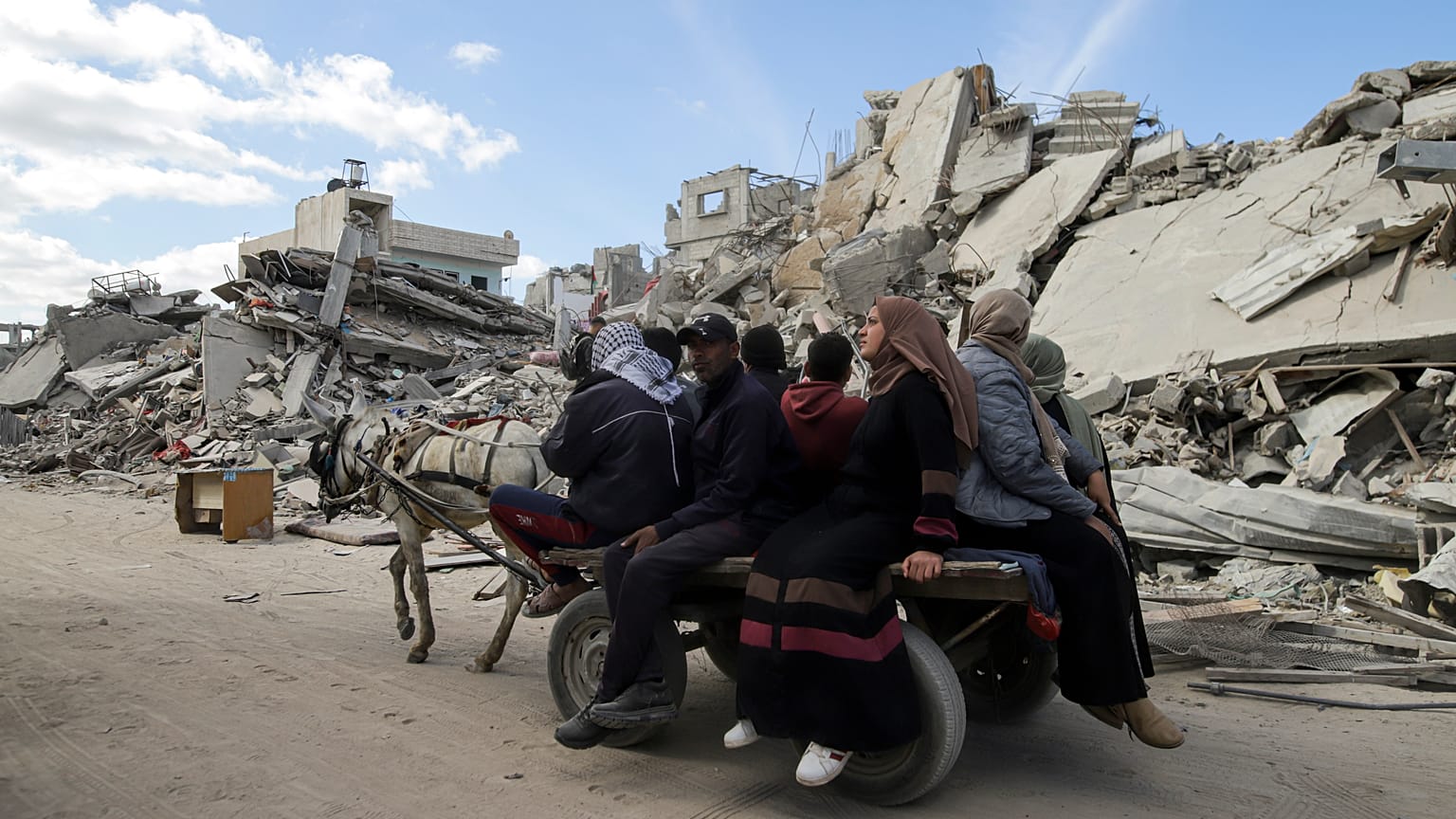 نازحون فلسطينيون يعودون إلى رفح بعد يوم من سريان الهدنة بين إسرائيل وحركة حماس. بتاريخ 20 يناير 2025