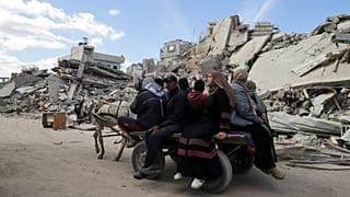 نازحون فلسطينيون يعودون إلى رفح بعد يوم من سريان الهدنة بين إسرائيل وحركة حماس. بتاريخ 20 يناير 2025