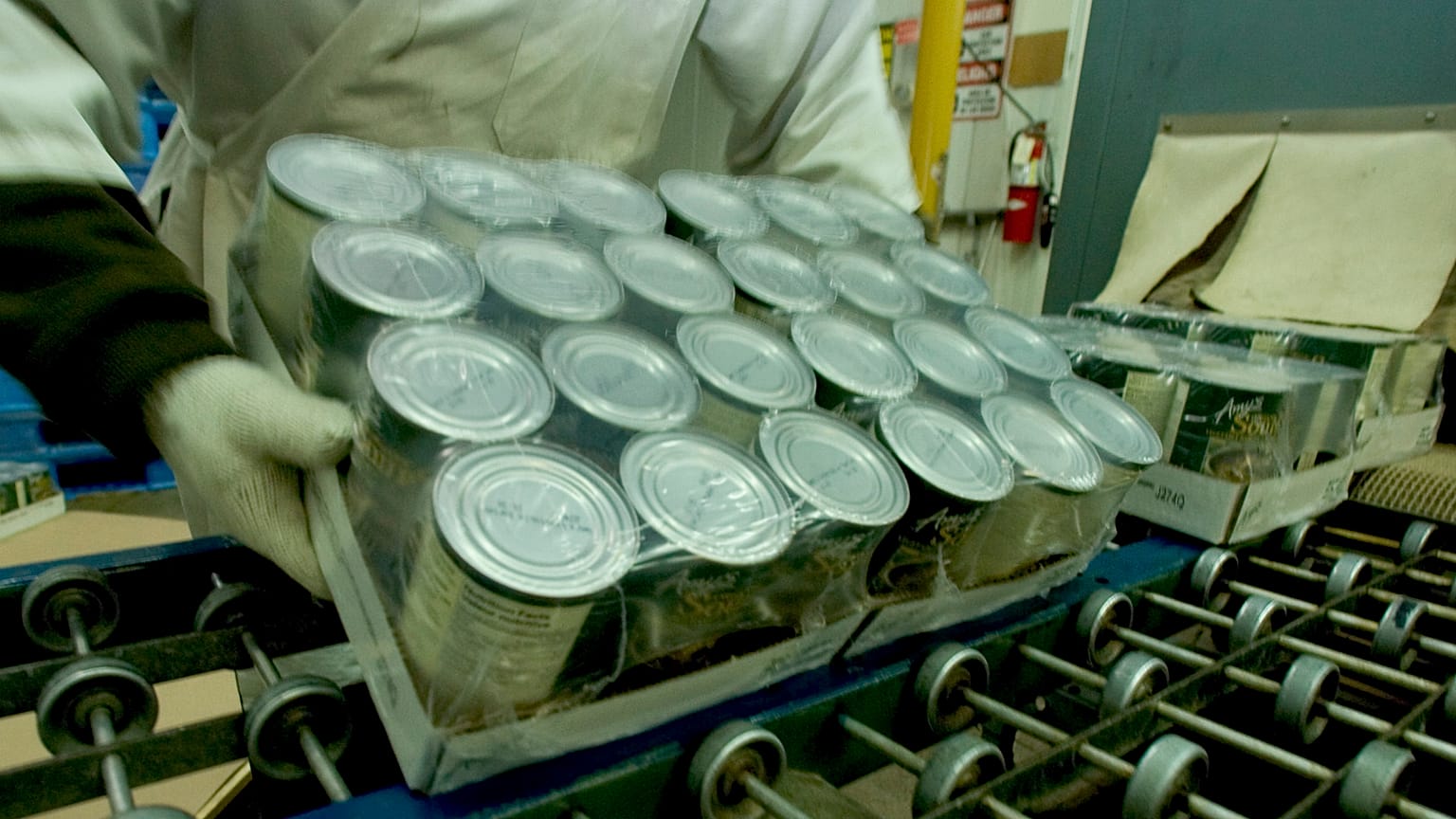 O bisfenol A está presente nas latas e outros recipientes. 