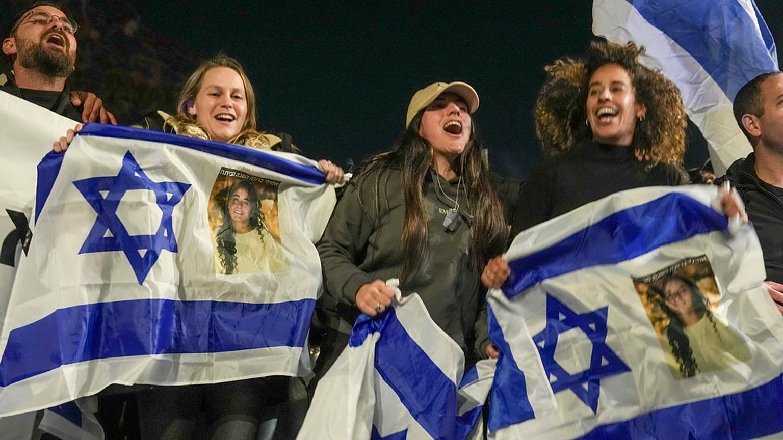 Cittadini israeliani festeggiano il rilascio dei primi 3 ostaggi a Tel Aviv, Israele, 19 gennaio 2025