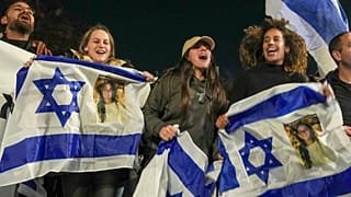 Cittadini israeliani festeggiano il rilascio dei primi 3 ostaggi a Tel Aviv, Israele, 19 gennaio 2025