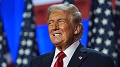 Donald Trump lächelt bei einer Wahlparty im Palm Beach Convention Center in West Palm Beach, FL, 6. November 2024